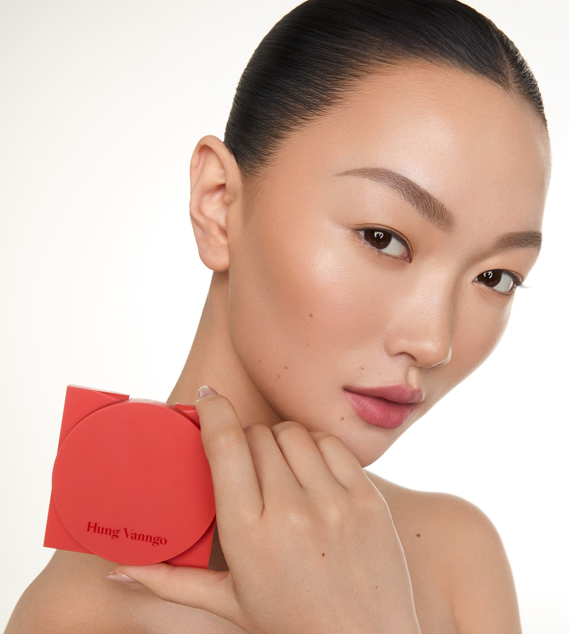 Close-up of a model wearing Hung Vanngo Tansculpt cream contour in Intentional
